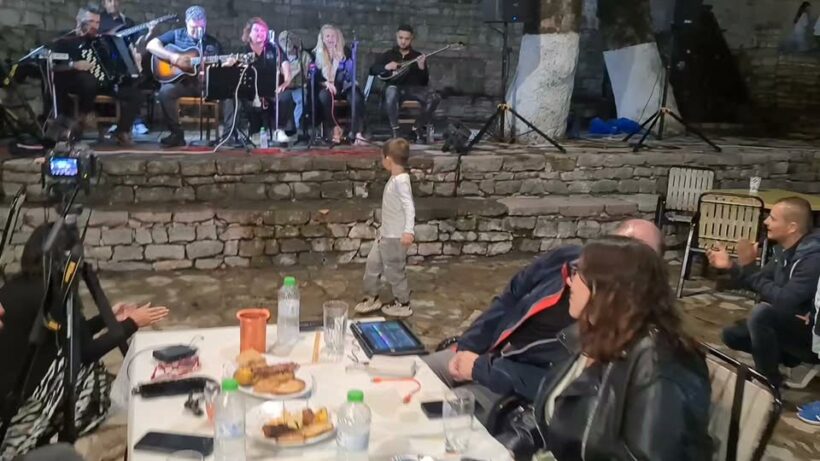 Πιτσιρικάς χόρεψε και έκλεψε την παράσταση στο Λειβάρτζι ΒΙΝΤΕΟ