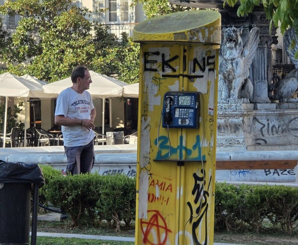 Πάτρα: Δυσοσμία, φθορές και ξεραμένο πράσινο στους πεζοδρόμους του Κέντρου ΦΩΤΟ0