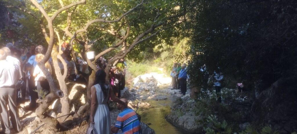 Θρησκευτική κατάνυξη στο Σπήλαιο της Παναγίας Κάτω Δροσιάς ΦΩΤΟ