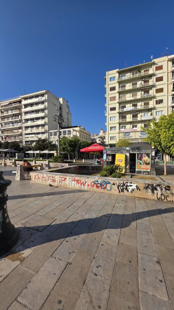 Πάτρα: Δυσοσμία, φθορές και ξεραμένο πράσινο - Στους πεζοδρόμους του Κέντρου ΦΩΤΟ