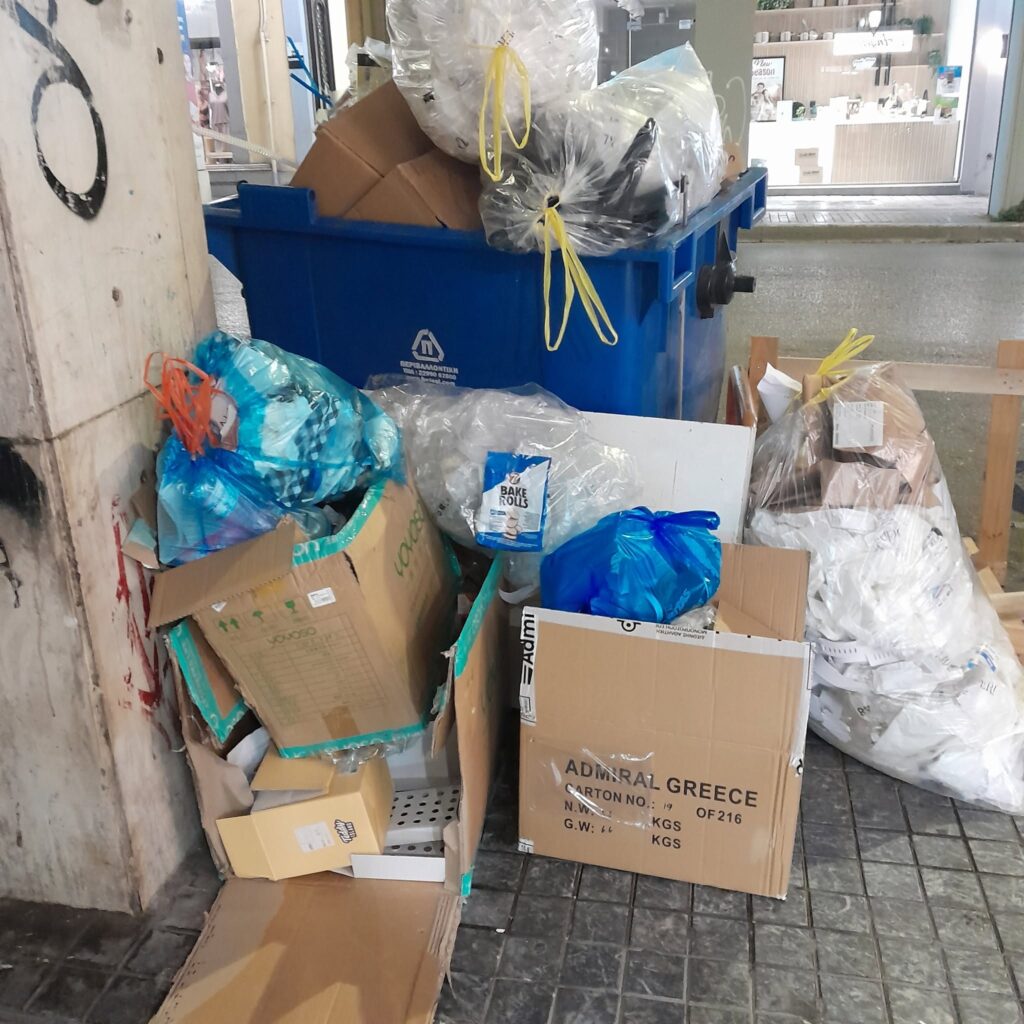 Πάτρα: «Φράκαραν» τα πεζοδρόμια από απορρίμματα εκτός κάδων ΦΩΤΟ 6 Πάτρα: «Φράκαραν» τα πεζοδρόμια από απορρίμματα εκτός κάδων ΦΩΤΟ