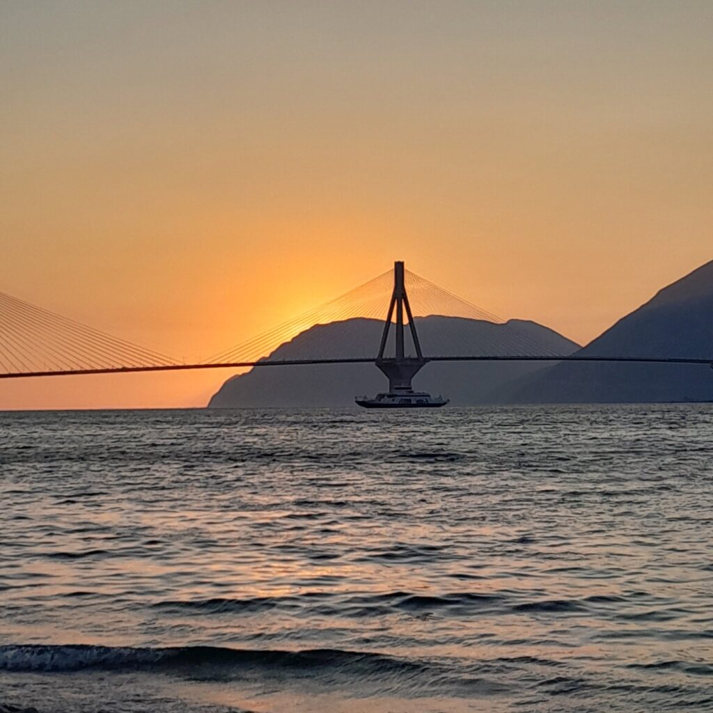Μαγευτικό ηλιοβασίλεμα στην Γέφυρα Ρίου-Αντιρρίου από το Ακταίο ΦΩΤΟ