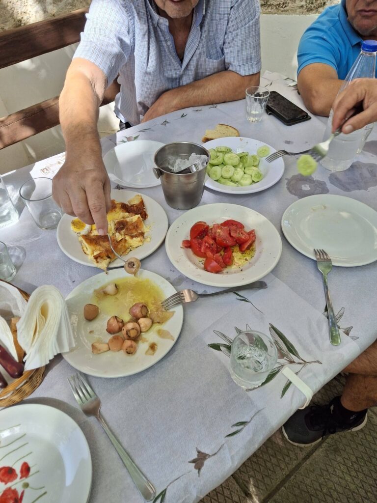 Αποσυμπίεση με τσικουδιά και μεζέδες στο Σούβαρδο ΦΩΤΟ