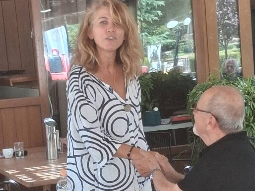Η Γιώτα Παυλοπούλου με πολίτες τις ημέρες της Παναγίας ΦΩΤΟ