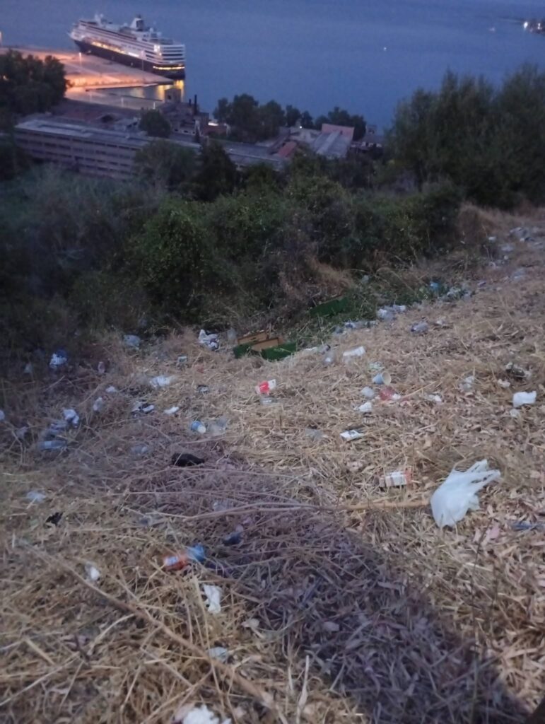 Αίγιο: Με θέα...τα σκουπίδια από το «μπαλκόνι του Κορινθιακού» ΦΩΤΟ 7 Αίγιο: Με θέα...τα σκουπίδια από το «μπαλκόνι του Κορινθιακού» ΦΩΤΟ