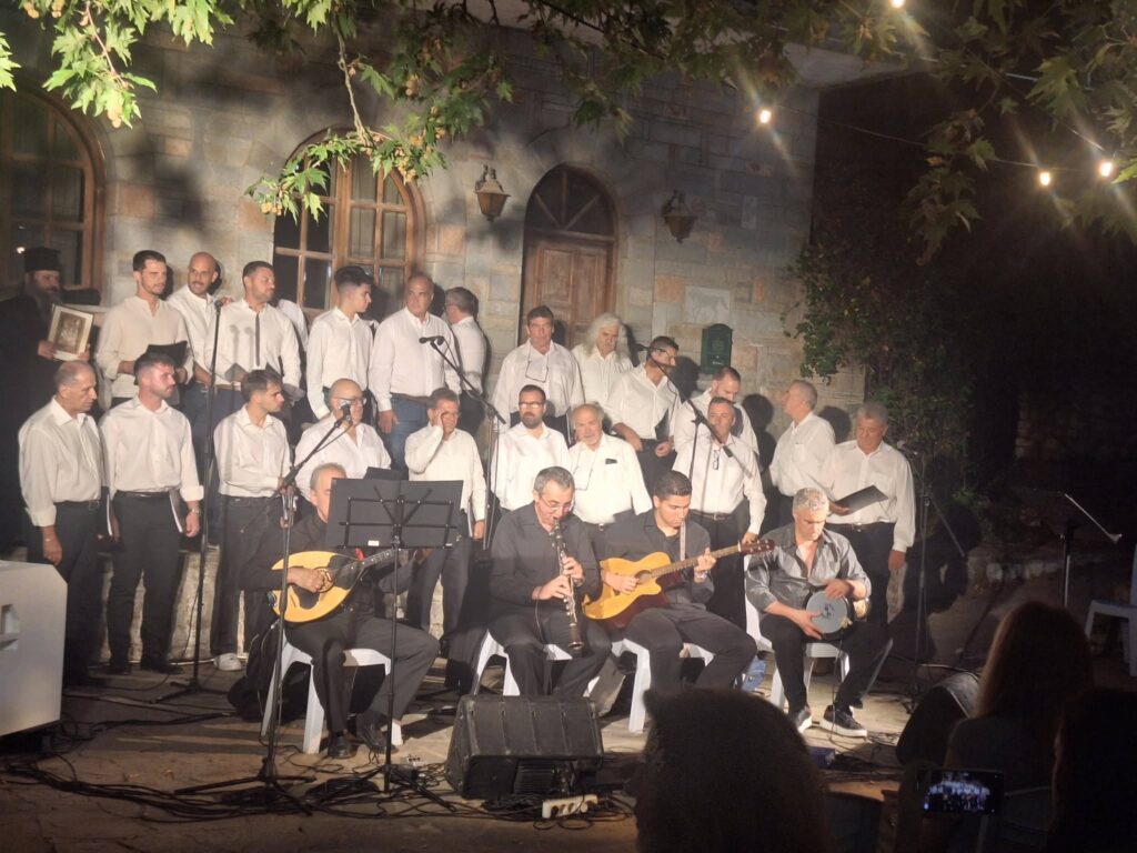 Άνδρες χορωδοί και μουσικοί ερμηνεύουν βυζαντινή μουσική σε εξωτε…