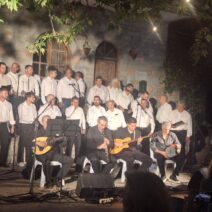 Η Χορωδία «Φίλοι της Βυζαντινής μουσικής - Φίλιππος Οικονόμου» στην Κέρτεζη ΦΩΤΟ 1 Άνδρες χορωδοί και μουσικοί ερμηνεύουν βυζαντινή μουσική σε εξωτε…