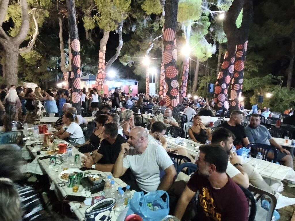 Μεγάλο γλέντι στη Γιορτή Κρασιού στα Χρυσάμπελα ΒΙΝΤΕΟ-ΦΩΤΟ 12 Μεγάλο γλέντι στη Γιορτή Κρασιού στα Χρυσάμπελα ΒΙΝΤΕΟ-ΦΩΤΟ