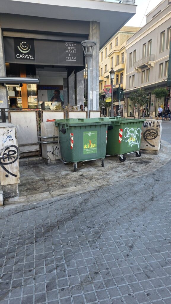 Πάτρα: Δυσοσμία, φθορές και ξεραμένο πράσινο - Στους πεζοδρόμους του Κέντρου ΦΩΤΟ
