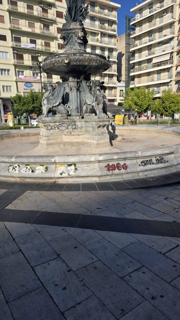 Πάτρα: Δυσοσμία, φθορές και ξεραμένο πράσινο - Στους πεζοδρόμους του Κέντρου ΦΩΤΟ