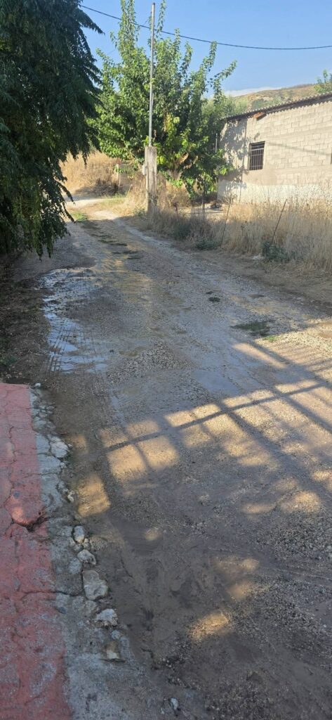 Ρωμανός: Ανεξέλεγκτο πότισμα με σπατάλη νερού να τρέχει για ώρες στους δρόμους ΦΩΤΟ