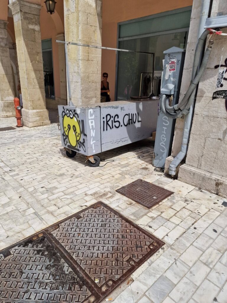 Κουβούκλιο καστάνα μόνιμη υποδομή σε πέρσμα πεζοδρόμου στο κέντρο…