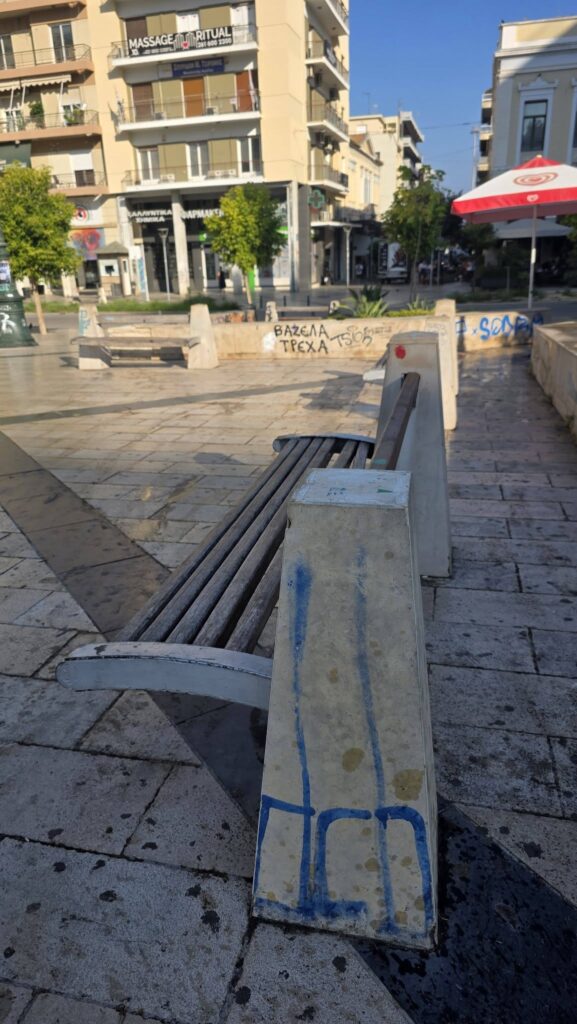 Πάτρα: Δυσοσμία, φθορές και ξεραμένο πράσινο - Στους πεζοδρόμους του Κέντρου ΦΩΤΟ
