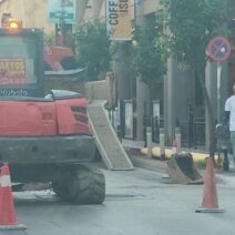 Δρόμος στην Πάτρα με σκόνη και σβησμένο φως στην περιοχή του Αγίου …
