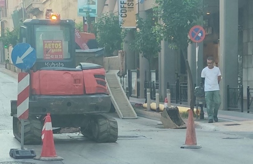 Δρόμος στην Πάτρα με σκόνη και σβησμένο φως στην περιοχή του Αγίου …
