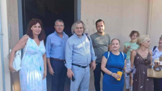 Πάτρα: Αντιδράσεις για τις συμπτύξεις τμημάτων στα σχολεία της Αχαΐας – «Συνεχίζουμε τον αγώνα για το δημόσιο σχολείο» 11 Ομάδα ανδρών και γυναικών στέκεται έξω από κτίριο με την πινακίδα I…