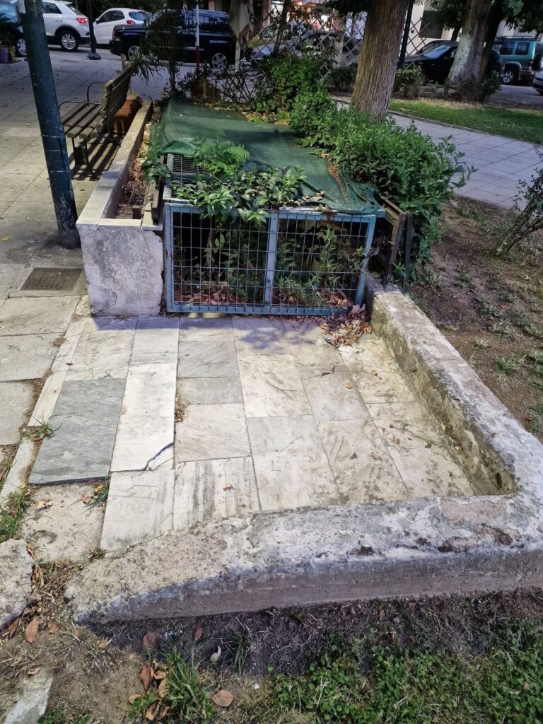 Πάτρα: Κλειστά τα δημοτικά ουρητήρια στην Πλατεία Ομονοίας με «φυσική» εξυπηρέτηση σε βλάστηση και παγκάκια ΦΩΤΟ