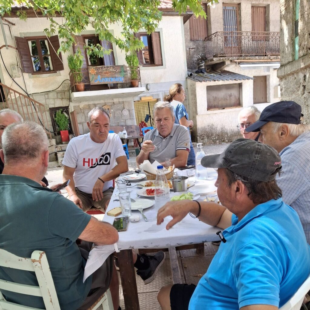 Αποσυμπίεση με τσικουδιά και μεζέδες στο Σούβαρδο ΦΩΤΟ