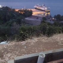 Θέα από το μπαλκόνι του Κορινθιακού στην Αίγιο, με σκούπιδια