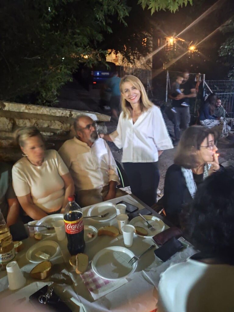 Η Γιώτα Παυλοπούλου με πολίτες τις ημέρες της Παναγίας ΦΩΤΟ