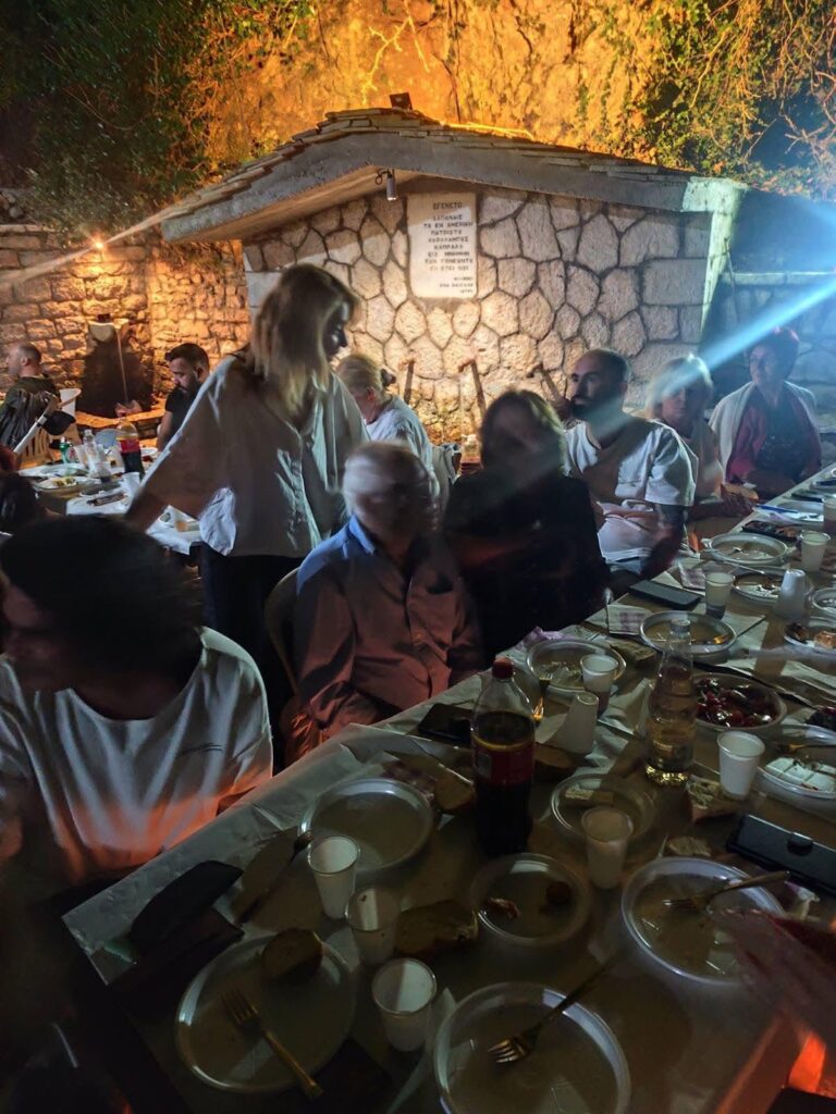 Η Γιώτα Παυλοπούλου με πολίτες τις ημέρες της Παναγίας ΦΩΤΟ