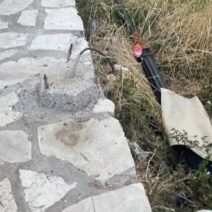 Ακράτα: Επεσε κολώνα φωτισμού στον ποταμό Κράθη εγκυμονώντας κινδύνους ΦΩΤΟ