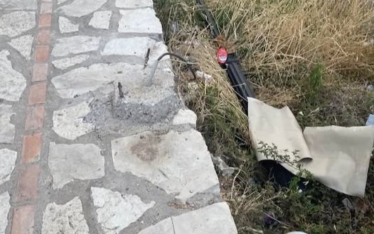Ακράτα: Επεσε κολώνα φωτισμού στον ποταμό Κράθη εγκυμονώντας κινδύνους ΦΩΤΟ