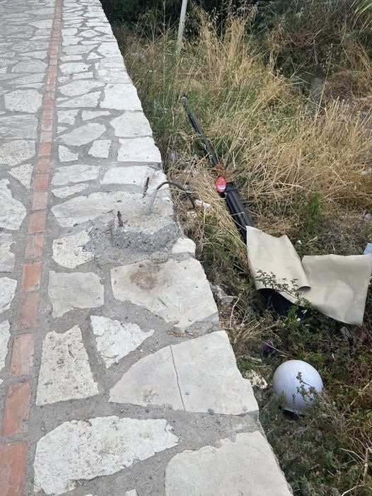 Ακράτα: Επεσε κολώνα φωτισμού στον ποταμό Κράθη εγκυμονώντας κινδύνους ΦΩΤΟ