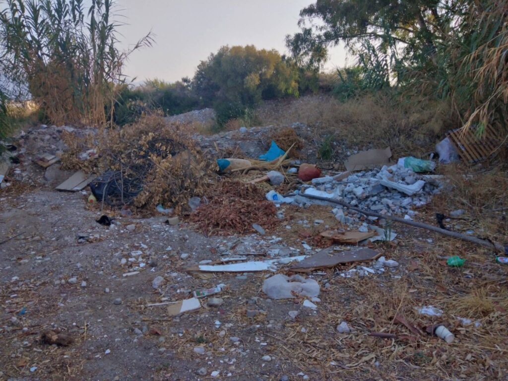 Πάτρα: Ανεξέλεγκτη ρίψη απορριμμάτων ακριβώς κάτω από απαγορευτικές πινακίδες ΦΩΤΟ