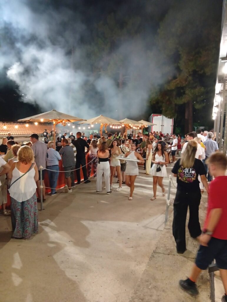 Μεγάλο γλέντι στη Γιορτή Κρασιού στα Χρυσάμπελα ΒΙΝΤΕΟ-ΦΩΤΟ 10 Μεγάλο γλέντι στη Γιορτή Κρασιού στα Χρυσάμπελα ΒΙΝΤΕΟ-ΦΩΤΟ