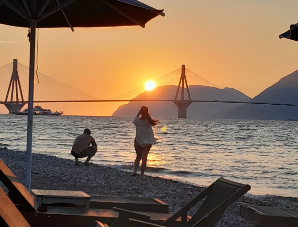 Μαγευτικό ηλιοβασίλεμα στην Γέφυρα Ρίου-Αντιρρίου από το Ακταίο ΦΩΤΟ