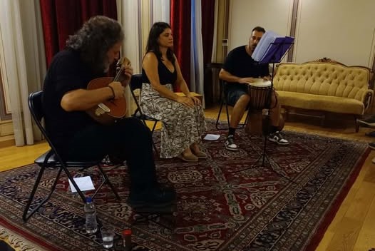 Τρεις μουσικοί ερμηνεύουν με μαντολίνο, ντζέμπε και φωνή σε μουσικ…
