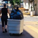 Πάτρα: Παράδειγμα προς μίμηση επαγγελματίας Εστίασης στην μεταφορά απορριμμάτων στους κάδους ΦΩΤΟ