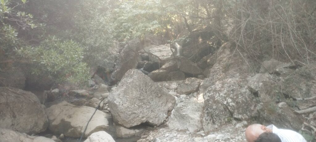 Θρησκευτική κατάνυξη στο Σπήλαιο της Παναγίας Κάτω Δροσιάς ΦΩΤΟ