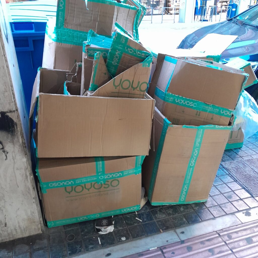 Πάτρα: «Φράκαραν» τα πεζοδρόμια από απορρίμματα εκτός κάδων ΦΩΤΟ 7 Πάτρα: «Φράκαραν» τα πεζοδρόμια από απορρίμματα εκτός κάδων ΦΩΤΟ