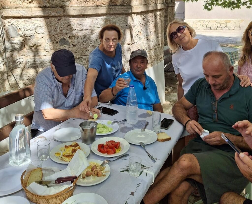 Αποσυμπίεση με τσικουδιά και μεζέδες στο Σούβαρδο ΦΩΤΟ