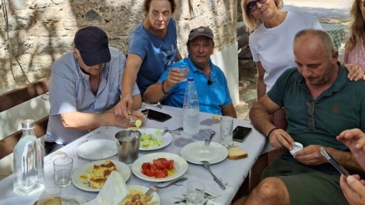 Αποσυμπίεση με τσικουδιά και μεζέδες στο Σούβαρδο ΦΩΤΟ