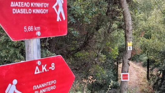 Σήμανση μονοπατιού σε ορεινό τοπίο στα Καλάβρυτα