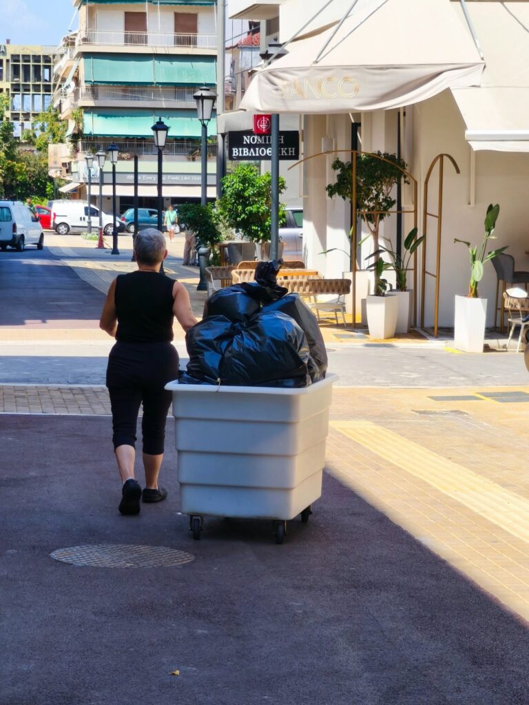 Πάτρα: Παράδειγμα προς μίμηση επαγγελματίας Εστίασης στην μεταφορά απορριμμάτων στους κάδους ΦΩΤΟ