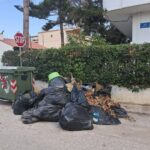 Ακράτα: «Λόφοι» από σκουπίδια στο παραθεριστικό θέρετρο παραμένουν αμάζευτοι για περισσότερο από έναν μήνα