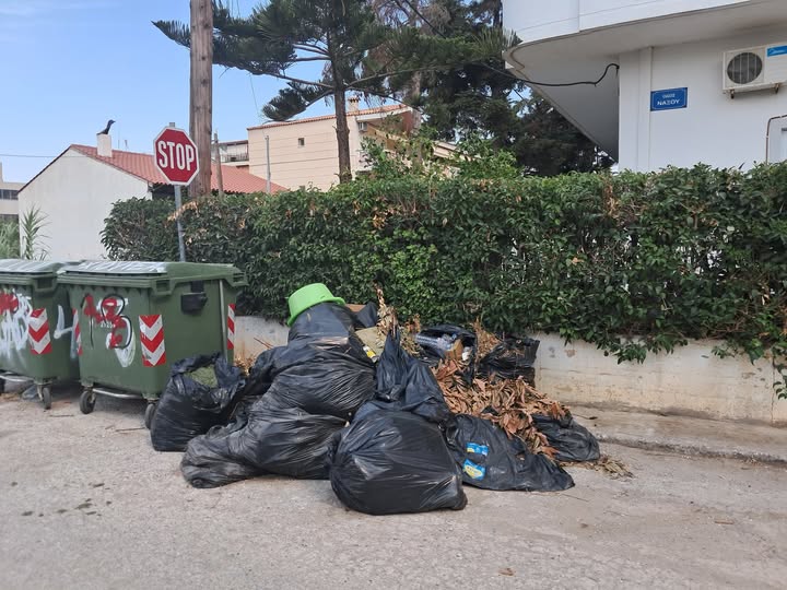 Ακράτα: «Λόφοι» από σκουπίδια στο παραθεριστικό θέρετρο παραμένουν για περισσότερο από έναν μήνα