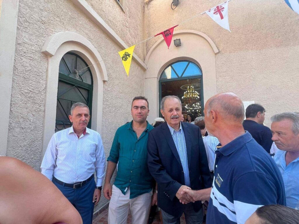 Φλόκα: Με τις «ευλογίες» της δημοτικής αρχής η ανασύνταξη του χωριού μετά τη φωτιά ΦΩΤΟ
