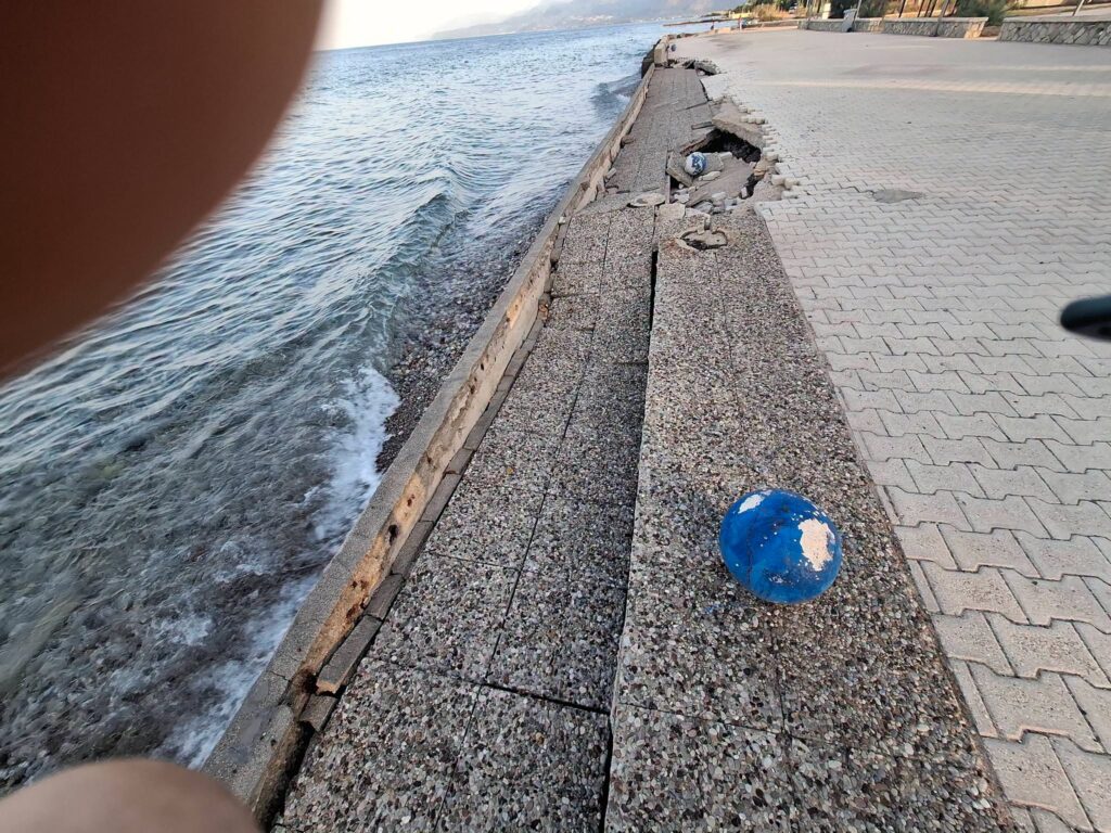Κατεστραμμένος παραλιακός πεζόδρομος με σπασμένα τσιμεντένια τμή…