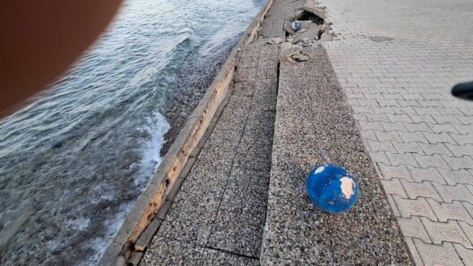 Βαλιμίτικα: Στο έλεος των καιρικών φαινομένων ακόμα περιουσίες και υποδομές ΦΩΤΟ 15 Κατεστραμμένος παραλιακός πεζόδρομος με σπασμένα τσιμεντένια τμή…