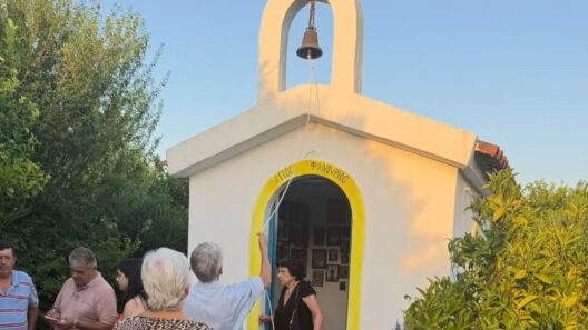 Εορτασμός του Αγίου Φανουρίου στα Βαλιμίτικα ΦΩΤΟ 13 Άνθρωποι γιορτάζουν τον Άγιο Φανούριο στα Βαλιμίτικα, με αναμμένα …