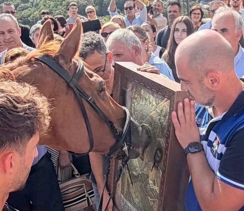 Καλάβρυτα: Βίντεο από τα άλογα να «προσκυνούν» την θαυματουργή εικόνα της Παναγίας