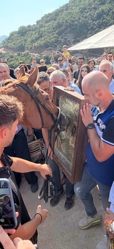 Καλάβρυτα: Βίντεο από τα άλογα να «προσκυνούν» την Παναγία ΦΩΤΟ