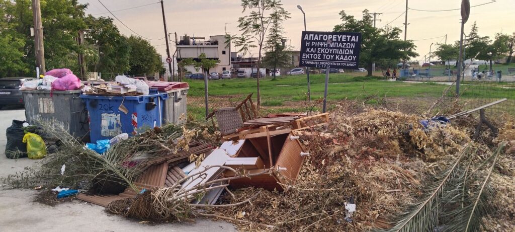 Πάτρα: Ανεξέλεγκτη ρίψη απορριμμάτων ακριβώς κάτω από απαγορευτικές πινακίδες ΦΩΤΟ 5 Πάτρα: Ανεξέλεγκτη ρίψη απορριμμάτων ακριβώς κάτω από απαγορευτικές πινακίδες ΦΩΤΟ