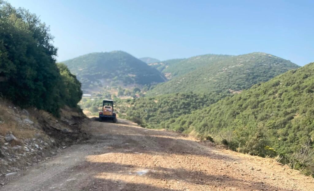 Πετρωτό: Συντήρηση σε ορεινούς αγροτικούς δρόμους από την Κοινότητα ΦΩΤΟ