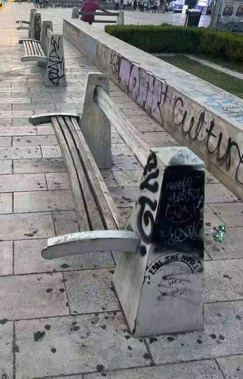 Πάτρα: Σπασμένα παγκάκια στην Πλατεία Γεωργίου προκαλούν οργή ΦΩΤΟ